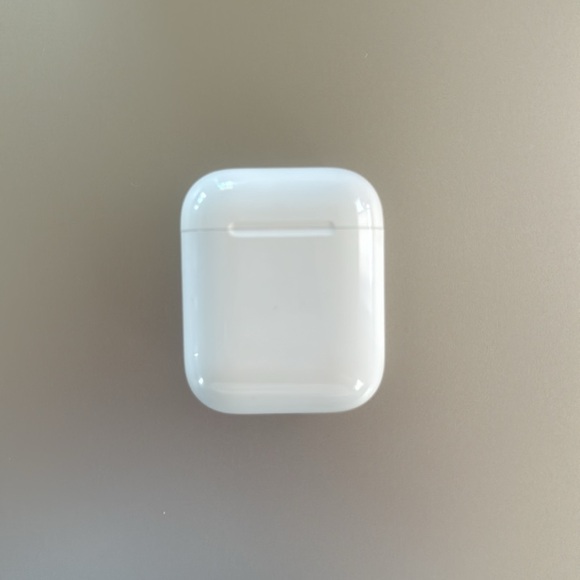AirPods 1 with charging case (adult owned) - Picture 3 of 12